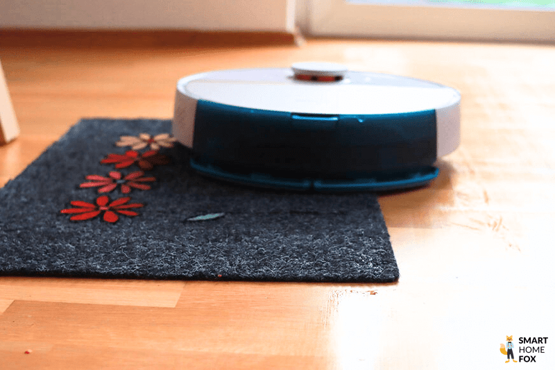 Das Wischtuch des Philips HomeRun kommt in Kontakt mit dem Teppich.